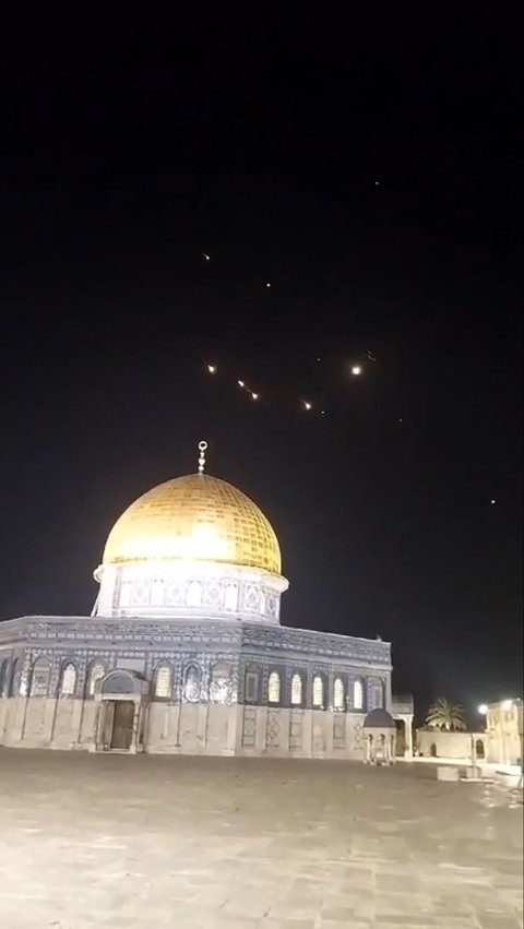Selama eskalasi berlangsung, beberapa rudal yang ditembakkan Iran terlihat melintas di atas kompleks Masjid Al-Aqsa. AFP