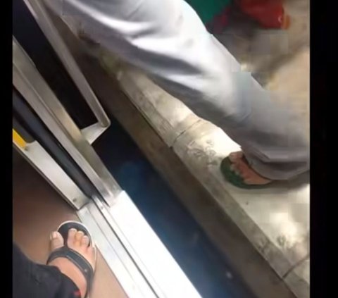 Seorang bocah terjatuh ke dalam sela peron di Stasiun Manggarai. Insiden ini pun sontak membuat semua penumpang panik dan berusaha menolong si anak.<br>