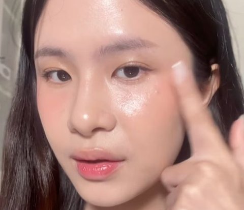 Creating a Dewy Natural Idol K-pop Face with Lip Balm