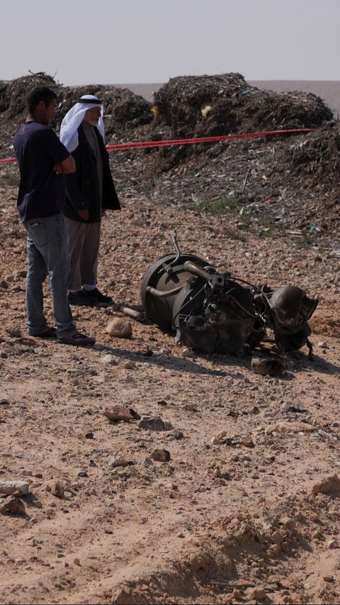 Sementara, dalam foto-foto yang diperoleh Reuters, rentetan serangan yang dilancarkan Iran. Tampak sebuah serpihan peluncur roket yang jatuh di dekat Arad, Israel, pada Minggu (14/4/2024).