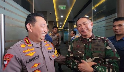 Sigit secara spontan langsung merangkul Panglima TNI Jenderal Agus Subiyanto saat jumpa pers di GT Cikampek Utama.<br>