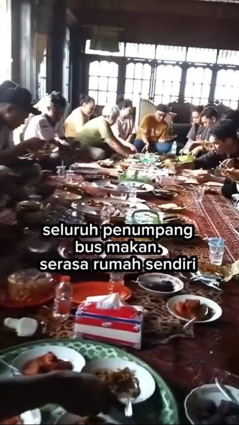 Many Food Stalls Closed, This Bus Driver Invites Passengers to Eat at His In-Laws' House