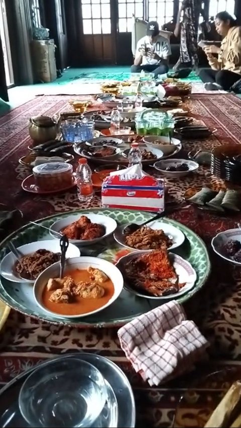 Many Food Stalls Closed, This Bus Driver Invites Passengers to Eat at His In-Laws' House