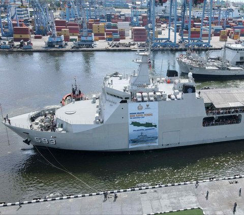 FOTO: Ratusan Pemudik Kembali ke Jakarta Naik Kapal Perang TNI AL