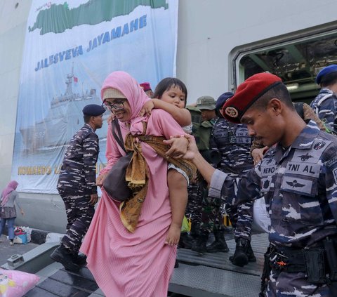 FOTO: Ratusan Pemudik Kembali ke Jakarta Naik Kapal Perang TNI AL