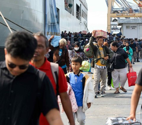 FOTO: Ratusan Pemudik Kembali ke Jakarta Naik Kapal Perang TNI AL