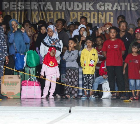 FOTO: Ratusan Pemudik Kembali ke Jakarta Naik Kapal Perang TNI AL