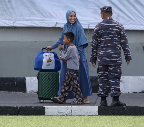 FOTO: Ratusan Pemudik Kembali ke Jakarta Naik Kapal Perang TNI AL