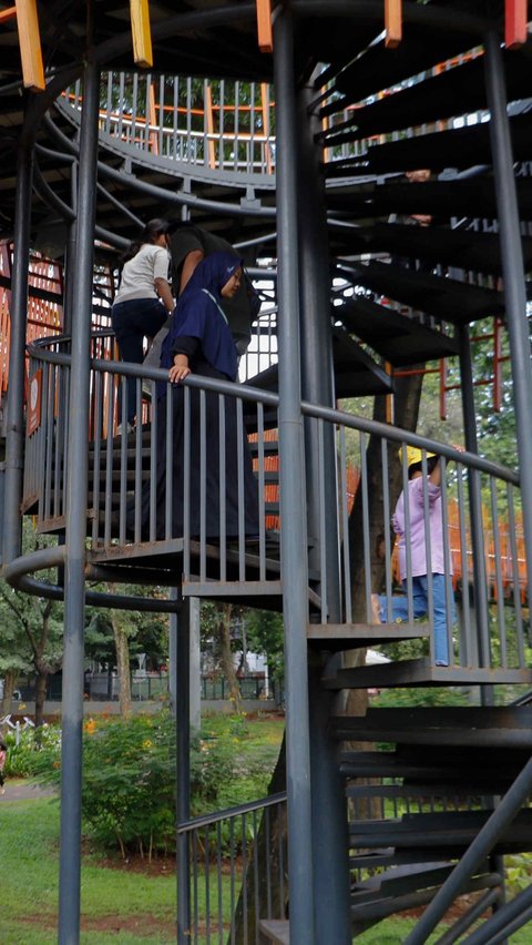 Kemudahan akses serta tidak adanya biaya masuk atau gratis membuat Tebet Eco Park menjadi favorit bagi warga Jakarta. Liputan6.com/Herman Zakharia
