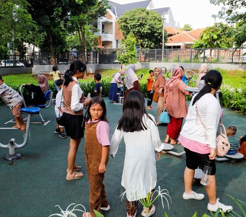 FOTO: Libur Lebaran 2024, Tebet Eco Park Jadi Wisata Alternatif Warga Jakarta