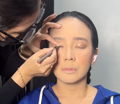 MUA Spill BTS Recreate Video Clip 'Baju Baru' by Dea Ananda, Her Perfect Appearance is Mistaken for AI Result