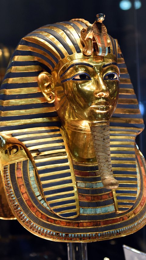 Kemiripan antara makam Tutankhamun dan makam Ay tidak hanya dari segi ukuran, tetapi juga dalam seni dan gaya, termasuk sarkofagusnya.