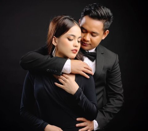 10 Portraits of Prewedding of Putri Isnari and Abdul Azis with Simple Style to James Bond Style