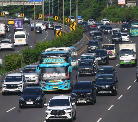 Suasana arus lalu lintas di Tol Jatiasih menuju Tol Dalam Kota Jakarta terpantau ramai lancar, Senin (15/4/2024). Puncak arus balik Lebaran 2024 diprediksi terjadi pada 14 dan 15 April 2024. Merdeka.com/Imam Buhori<br>