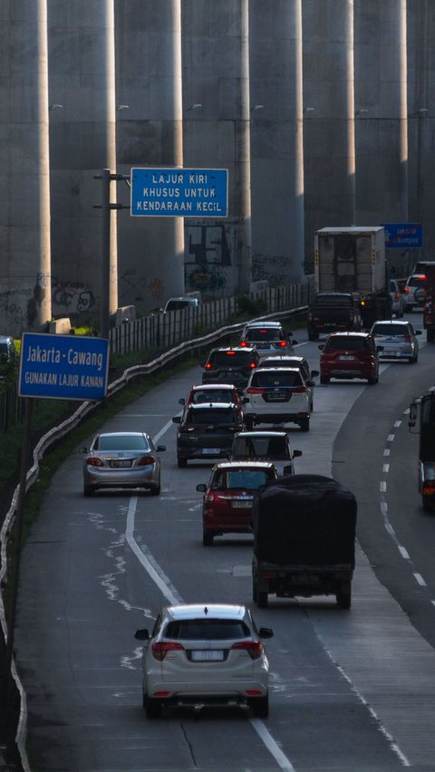 Pada Senin (15/4) sore, kendaraan tampak mulai memadati tol menuju Jakarta. Meski demikian, arus lalu lintas terpantau masih ramai lancar. Merdeka.com/Imam Buhori