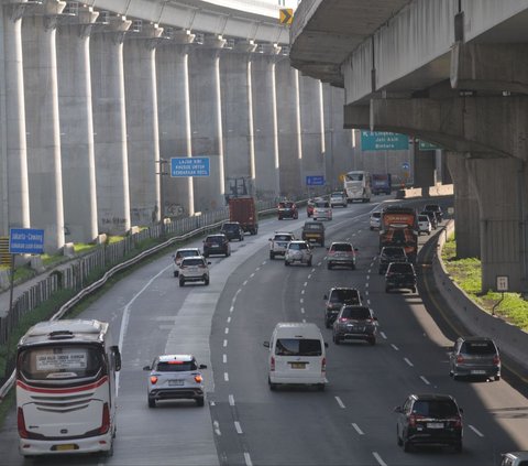 FOTO: Puncak Arus Balik 2024, Tol Arah Jakarta Terpantau Ramai Lancar