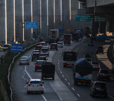 FOTO: Puncak Arus Balik 2024, Tol Arah Jakarta Terpantau Ramai Lancar