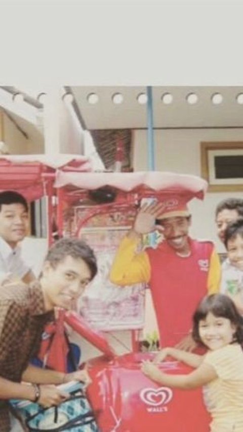 Nostalgia Childhood, One Family Lebaran Photo Together with the Same Ice Cream Seller 14 Years Ago.