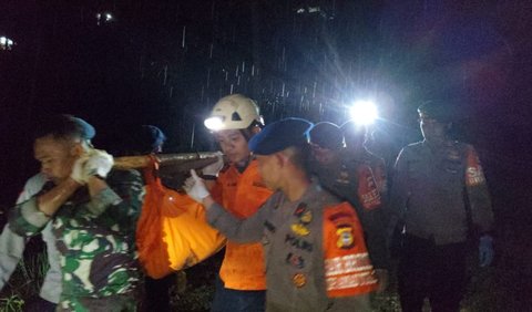 Tim SAR gabungan akhirnya menemukan dua korban tanah longsor di Desa Palangka, Kecamatan Makale Selatan, Kabupaten Tana Toraja, Senin (15/4).<br>