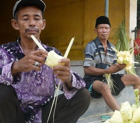 Mengenal Tradisi Bodho Kupat, Satu Kampung di Lumajang Kompak Jadi Pedagang Janur dan Ketupat