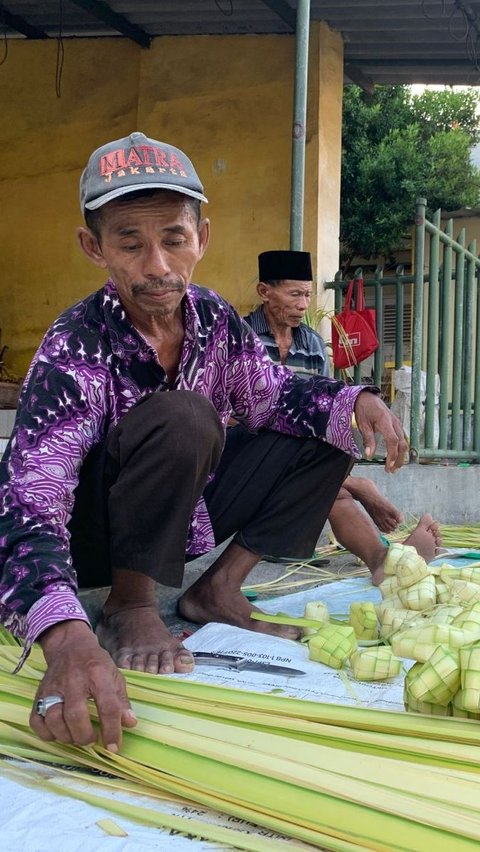 Mengenal Tradisi Bodho Kupat, Satu Kampung di Lumajang Kompak Jadi Pedagang Janur dan Ketupat