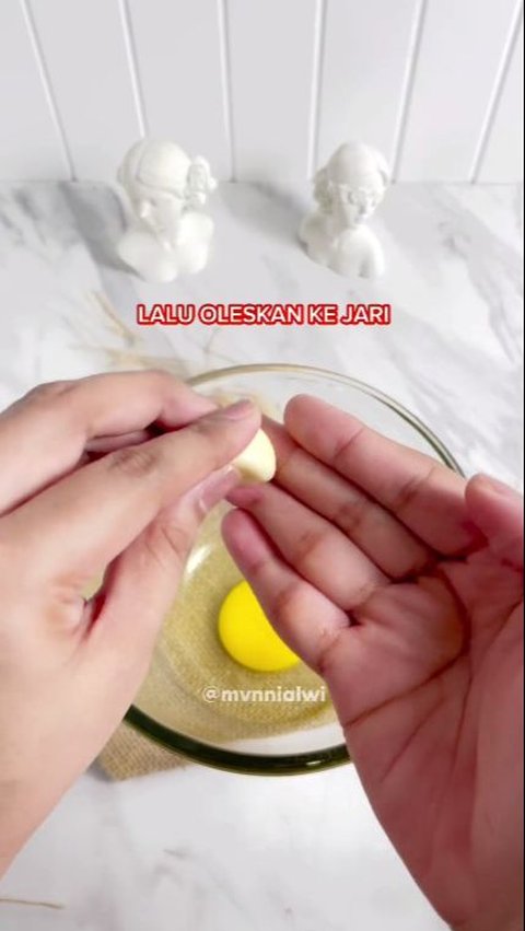 Oleskan Bawang Putih pada Jari