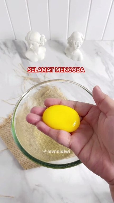 Ambil Kuning Telur dengan Tangan