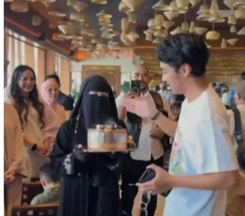 Abidzar's 23rd Birthday, Ummi Pipik Secretly Gives Surprise, Blowing Candles Moment Becomes the Spotlight