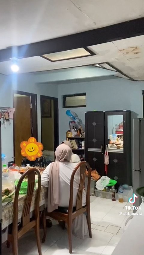 Begitu juga bagian ruang makan yang sebelumnya dipakai untuk duduk-duduk sambil mengobrol.