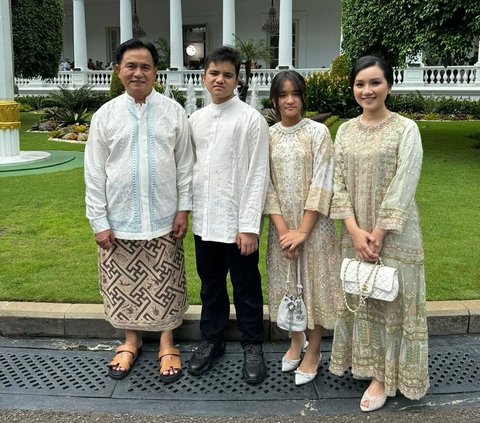 Potret Yusril Izha Mahendra Bersama Keluarga di Depan Istana, Istri dan Sarung Sang Profesor jadi Sorotan