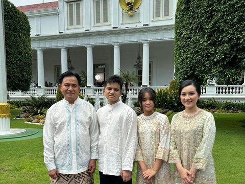 Potret Yusril Izha Mahendra Bersama Keluarga di Depan Istana, Istri dan Sarung Sang Profesor jadi Sorotan