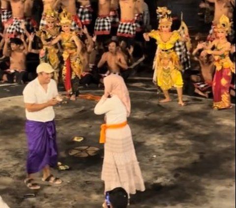 Bikin Iri Warganet, Momen Wanita Dilamar Kekasih di Tengah Pertunjukan Tari Kecak Ini Viral