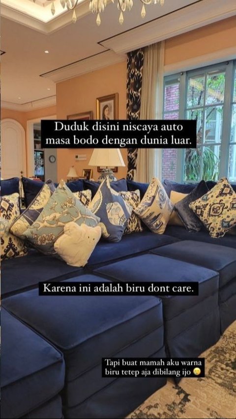 Ruang tamunya sangat keren dengan perpadan warna biru tua dengan bantal bermotif biru muda.