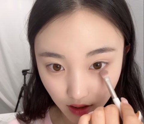 Secrets of K-pop Idol Eyeshadow Application that make the Eyes 'Speak'