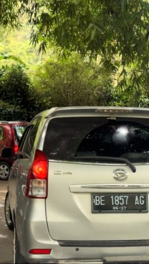 <b>Viral Aksi Pengunjung Taman Safari Bebal Buka Kaca Mobil saat Lewati Kandang Singa, Bikin Was-was</b>