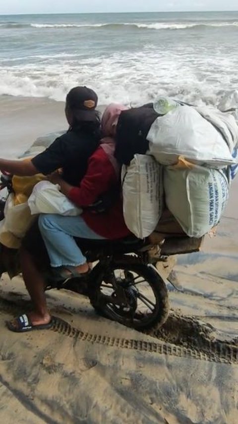 Uji Nyali Warga Desa, Potret Masyarakat Lampung Terpaksa Hadapi Ombak Pantai usai Belanja di Pasar<br>