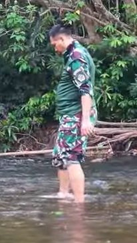 Airnya Jernih, Momen Mayjen Kunto Tergoda Langsung Nyemplung ke Sungai Bareng Prajurit TNI