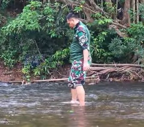 Airnya Jernih, Momen Mayjen Kunto Tergoda Langsung Nyemplung ke Sungai Bareng Prajurit TNI