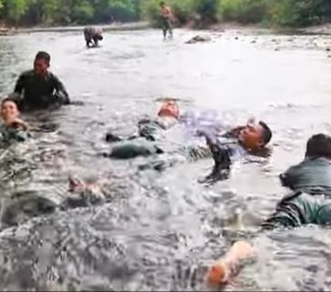 Airnya Jernih, Momen Mayjen Kunto Tergoda Langsung Nyemplung ke Sungai Bareng Prajurit TNI