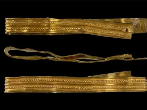 Jalan-Jalan di Ladang, Bocah 12 Tahun Temukan Gelang Emas Romawi Berusia 2.000 Tahun