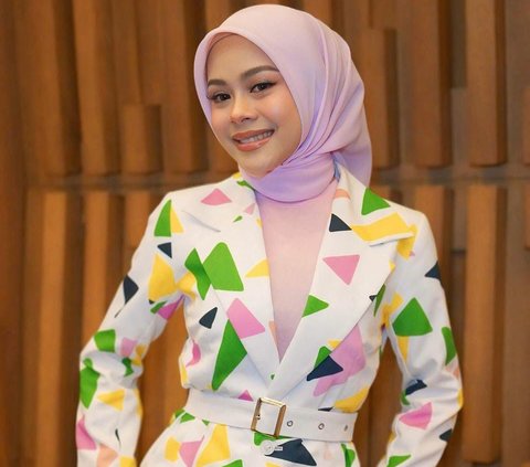 Hasil dari Kerja Keras, Potret Mewah dan Elegan Keluarga Melly Lee Saat Lebaran