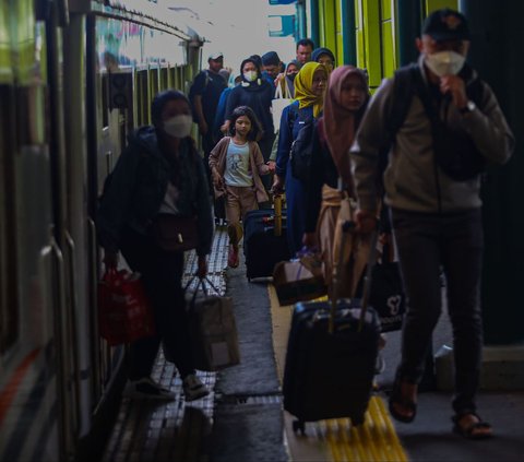 Sejumlah penumpang turun dari Kereta Api (KA) Argo Merbabu saat tiba di Stasiun Gambir, Jakarta, Selasa (16/4/2024). Pada H+6 Lebaran, Stasiun Gambir masih dipadati pemudik yang kembali dari kampung halamannya. Liputan6.com/Angga Yuniar<br>