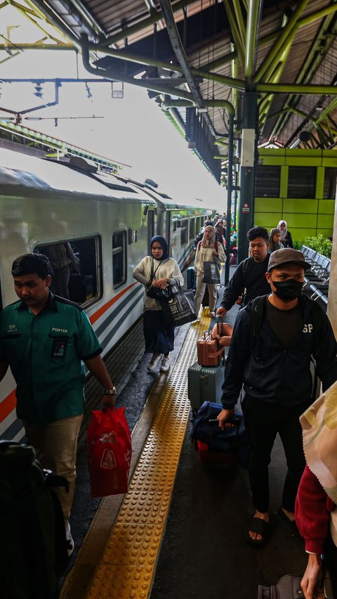 Menurut data PT Kereta Api Indonesia (Persero) Daop 1 Jakarta, pada Selasa (16/4), sebanyak 14.400 penumpang turun di Stasiun Gambir. Liputan6.com/Angga Yuniar