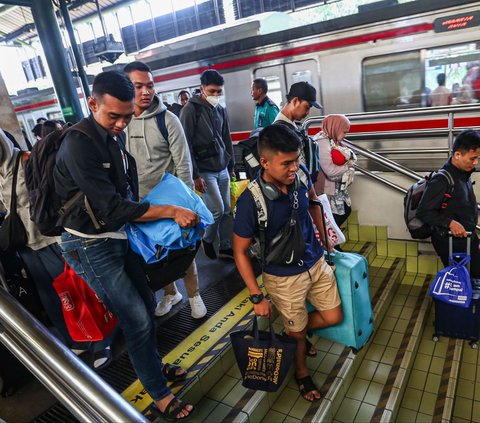 FOTO: Suasana Stasiun Gambir Masih Dipadati Pemudik Arus Balik pada H+6 Lebaran