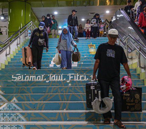 FOTO: Suasana Stasiun Gambir Masih Dipadati Pemudik Arus Balik pada H+6 Lebaran