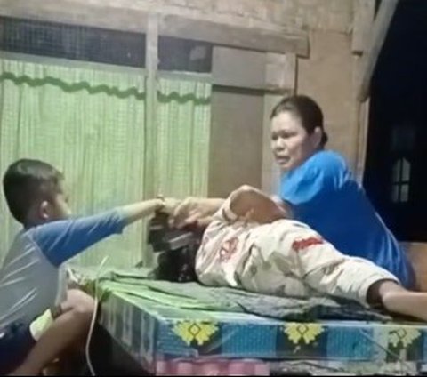 Funny Moment of Sibling Pranking Mother who is Focused on Playing with Her Phone