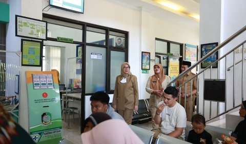 Di MPP Bupati Ipuk keliling ke berbagai loket pelayanan, guna memastikan pengunjung dapat terlayani dengan baik.