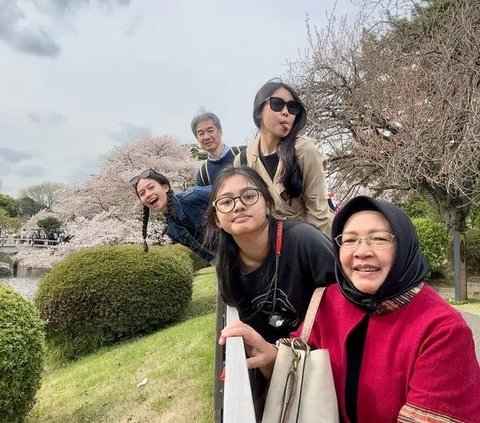 Foto-Foto Yuki Kato Rayakan Lebaran di Jepang, Kompak Bersama Keluarga