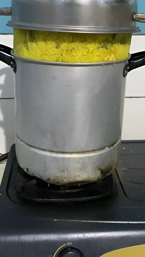 Viral Proses Masak Nasi Kuning Versi 'Dramatis', Bisa Naik Turun