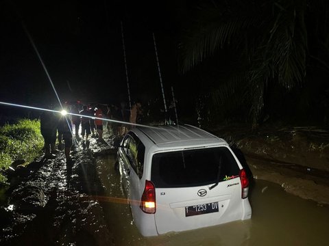 Condition of Road Where Family's Car Got Trapped in Mud, Terrifying Residents Pass By